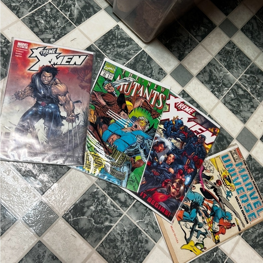 X4 Marvel Universe Deluxe Edition Comic bundle!